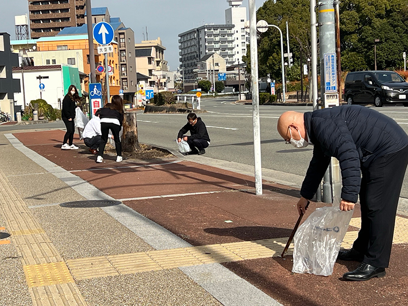 代理店近くの清掃風景。社員一同で参加しました。